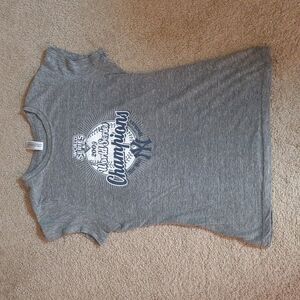⭐5th & Ocean Yankees Gray 2009 World Series Tshirt Size Medium